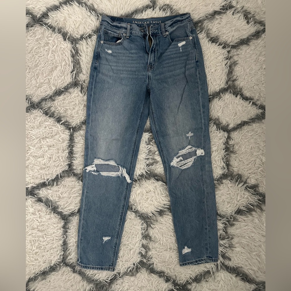 AMERICAN EAGLE - Size 2 Ripped Mom Jeans